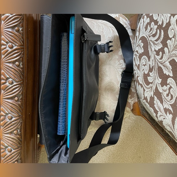 Michael Kors Laptop Bag. Like New- In Excellent Condition! - Picture 6 of 10